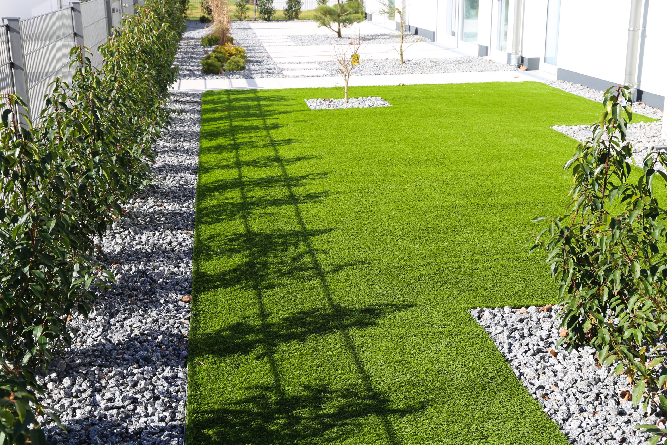 back yard with neat artificial turf maintenance synlawn